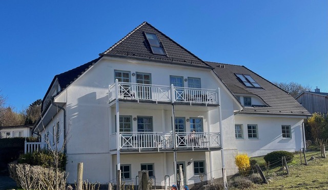 Apartment 'Fewo Südstrand Schwimmbadnutzung' with Sea View, Sauna and Wi-Fi