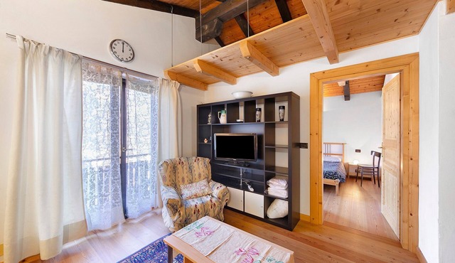 Apartment 'Ginepro Verde' with Mountain View, Private Terrace and Private Garden
