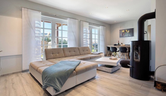 Apartment 'Komfortables Ferienhaus Hafen' with Private Terrace, Private Garden and Wi-Fi