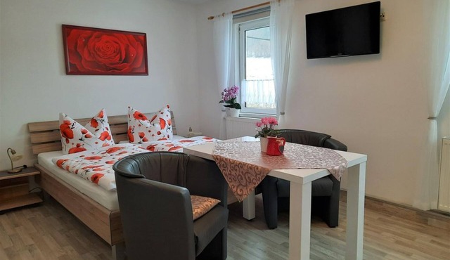 Apartment "Pfaffenstein", living room/bedroom - Ferienhof Müller