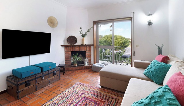 Apartment 'Retro Beach House Moledo' with Mountain View, Wi-Fi and Air Conditioning