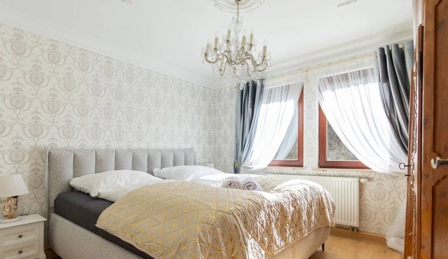 Apartment 'Romance in the Castle' with Mountain View
