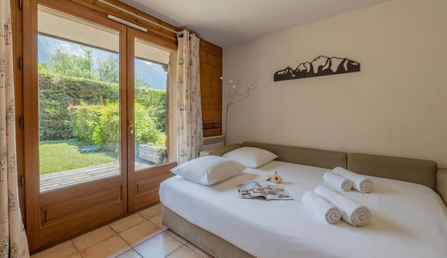 Apt Les Capucins Quiet Chamonix Base w/Private Garden, Chamonix, France