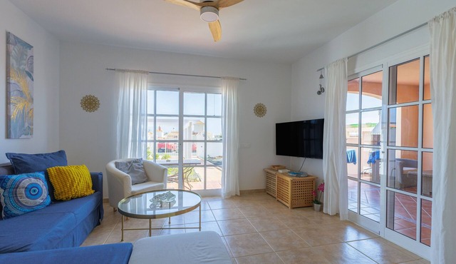 Ares Home: relax by the golf course with garden, BBQ, pool & Wi-Fi