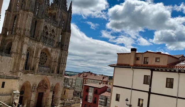 AtuaireHome Puerta a la Catedral de Burgos