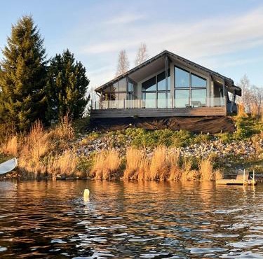 Aurora Arctic Riverside Villa