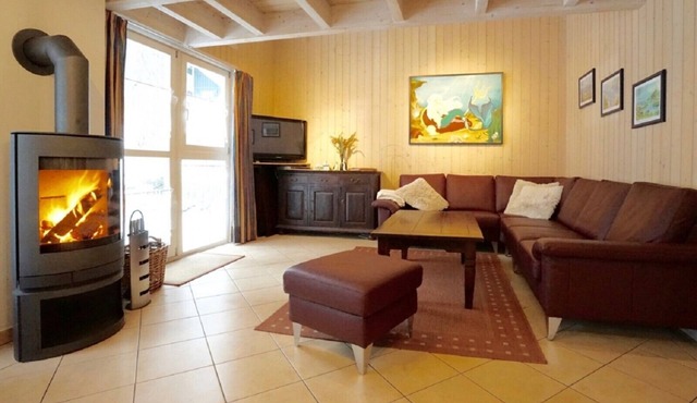 BaabeNixe 214, a child-friendly vacation home in Baabe. Fun with foosball for all ages. Soothing relaxation in the sauna. Cozy evenings by the fireplace. With an iron and ironing board