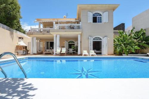 Bayside Concha House - Beachfront Oasis with Heated Pool