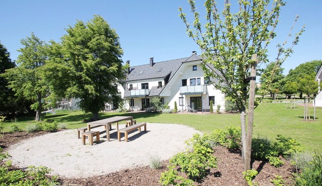 Beachfront apartment with terrace, use of swimming pool and sauna - Rex Rugia H-1010