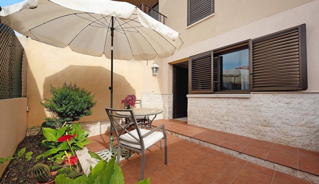 Beautiful and bright apartment with terrace and direct entrance from the street. Very easy parking,