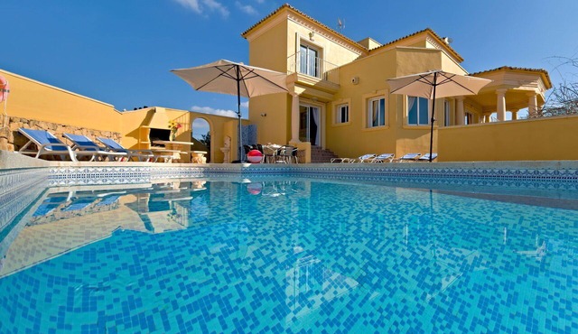 Beautiful private villa for 10 people with A/C, private pool, WIFI, TV, terrace and pets allowed
