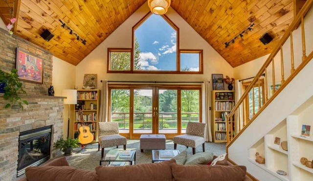 Beautiful, sunny, open-floor 3-bedroom house in Saratoga Springs