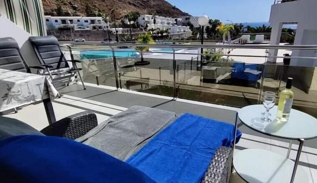 Beheizter Pool mit 2 R Apt Sea+ Parkview