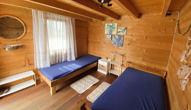 Blockhütte am Flugplatz mit Pool