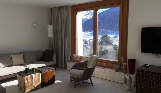 Bright, chic apartment with stunning views in the Inn Valley and mountains