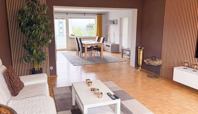 Bright Designer Home | Terrace & Free Parking