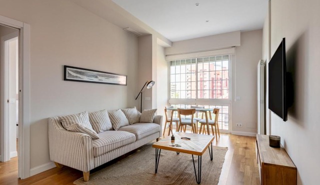 Bright Modern-2Bedroom 1Bathroom -Av. de América