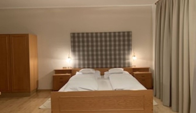Bright, sunny studio apartment with spacious balcony. Proximity to Bolzano & Merano WLAN