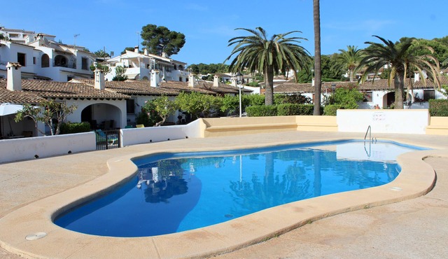 Bungalow Limoneros, beautiful gardens, communal pool, town centre 5 minutes walk