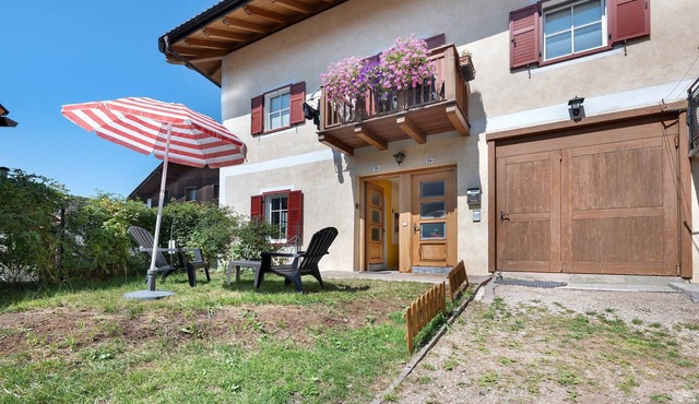 'Casa Avisio', private garden, Wi-Fi, and ski slopes nearby