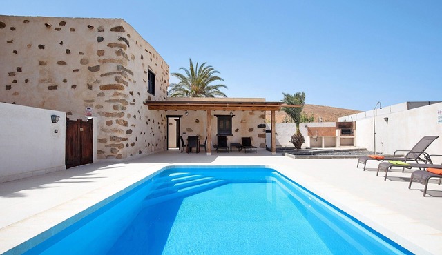 "Casa Rural Andresito" with Mountain Views, Pool, Wi-Fi, and Terrace