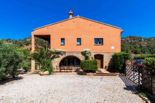 Casa rural en Terra Alta con vistas al Tossal d'Engrilló, cerca de la Vía Verde, espacios exteriores, doble barbacoa, ideal para familias, grupos y mascotas