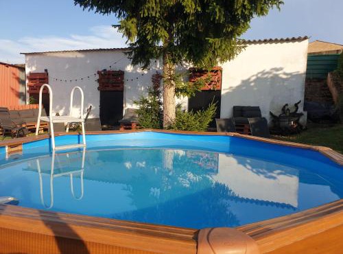 CASA TURÍSTICA Villa Carmen, CON AMPLIO JARDIN QUE INCLUYE BARBACOA, 2 PORCHES, PARKING PRIVADO Y PISCINA