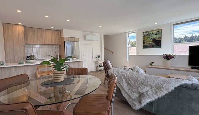 Central Dunedin Stay with Park Views