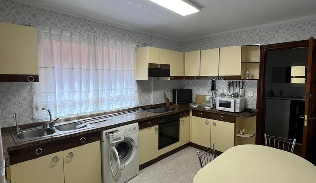 Centrally located and spacious apartment in Gijón. Close to the beach. All services.