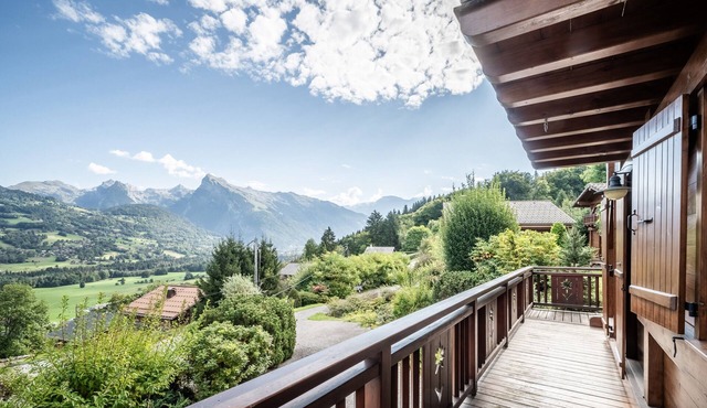 Chalet 'Familial - Le Laquis' with Mountain View, Private Terrace and Wi-Fi