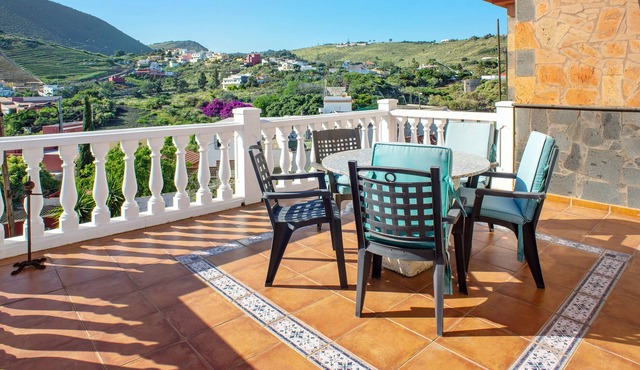 Chalet Mirador Los Hoyos with Mountain View, Garden & Wi-Fi