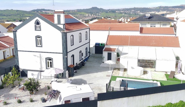 Charming house w/pool, 30 min away from the Lisbon airport.