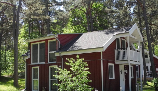 Child-friendly vacation home Dünenwald 281 in Baabe. Cozy living room with a fireplace for relaxing evenings. A relaxing getaway with a sauna and a corner bathtub. The patio and balcony invite you to linger