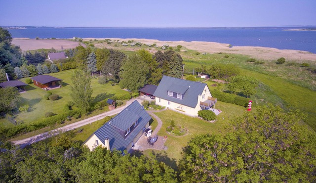 Close to the water in a quiet location, own garden and terrace - Ferienhaus Kormoran