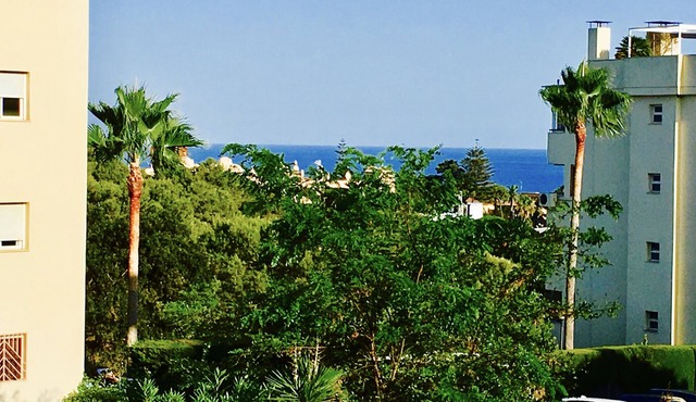 Coastal apartment with lovely sea views 5 min from the beach