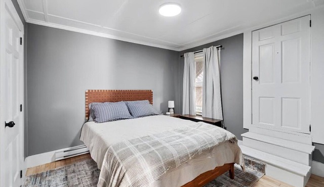 Concord, NH - Entire Place - Pet Friendly - Mins to Elliot - Queen Bed