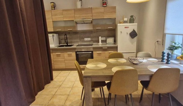 Condo-Apartment-Ensuite with Shower-Street View