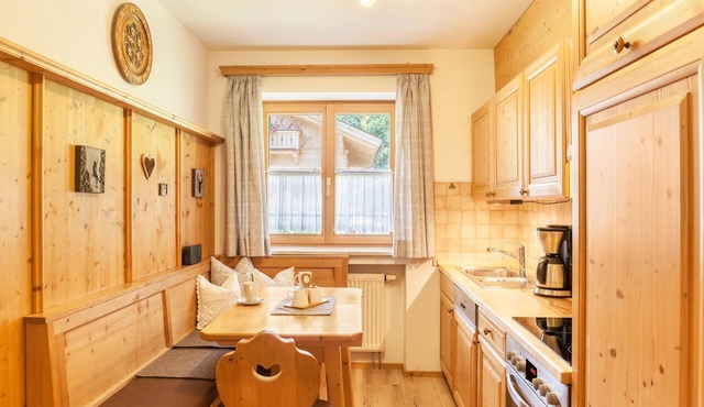 Cosy Apartment "Alpenrose" with Mountain View, Wi-Fi & Balcony