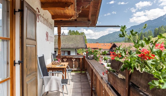 Cosy Apartment "Edelweiß" with Mountain View, Wi-Fi & Balcony