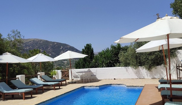 Cosy mountain cottage, 45 min Málaga,stunning views, heated pool, horses on site