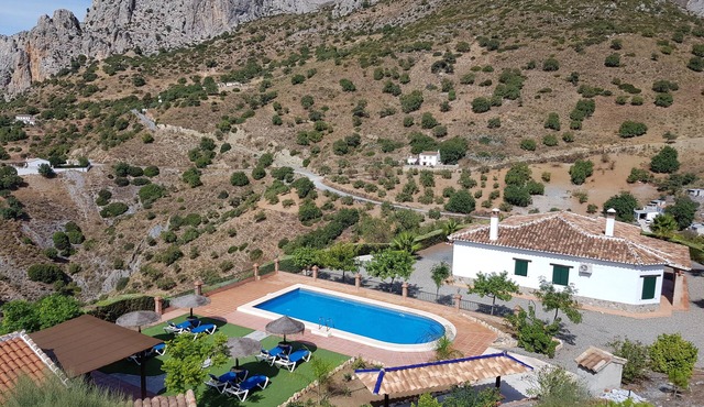 Cottage sleeps 8 with pool and barbecue