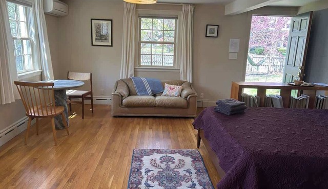 Cottage Suite "A" - Walk to Shops, Train, History