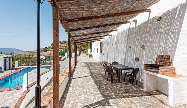 Country House 'La Yegueriza' with Lake View, Shared Pool and Private Terrace