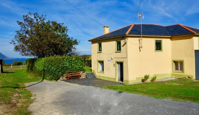 Country house with large garden, ocean views and a 5 minute walk to the beach!