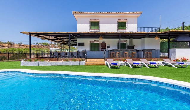 Countryside house for 14 with private pool, BBQ & garden near Málaga 30 min