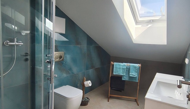 Cozy 3-bedroom vacation apartment with a private terrace and views of the mountains and lake