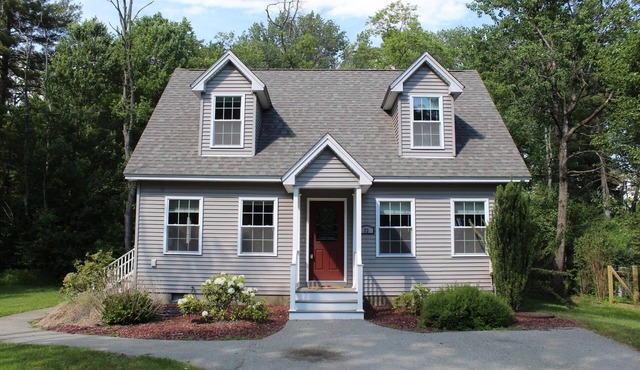 Cozy Home Near Downtown, Shops, and Restaurants.
