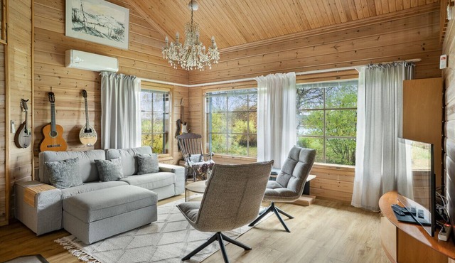 Cozy Riverside House with Private Sauna & Free Parking