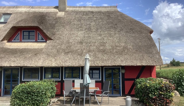 Cozy vacation apartment with thatched roof on the Achterwasser