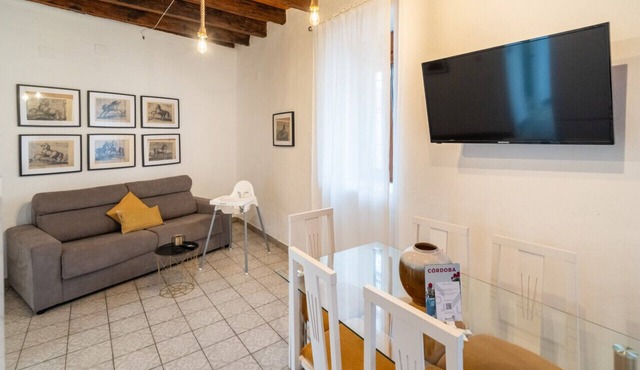 Delightful Apartment Steps from Cordoba's Wonders